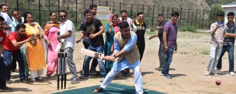 Playing-Cricket-at-Sunni