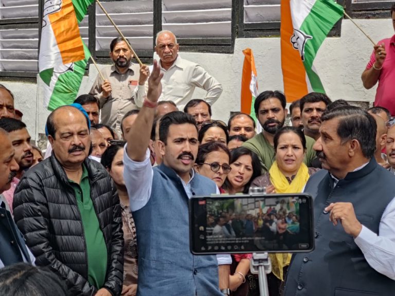 Congress-Leader-at-Raj-Bhawan