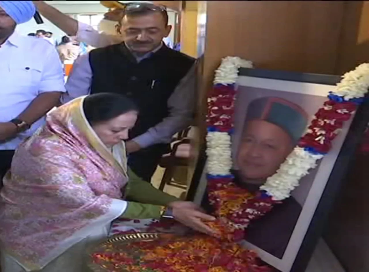 Rani-Sahiba-Tributing-to-Virbhadar-Singh-ji