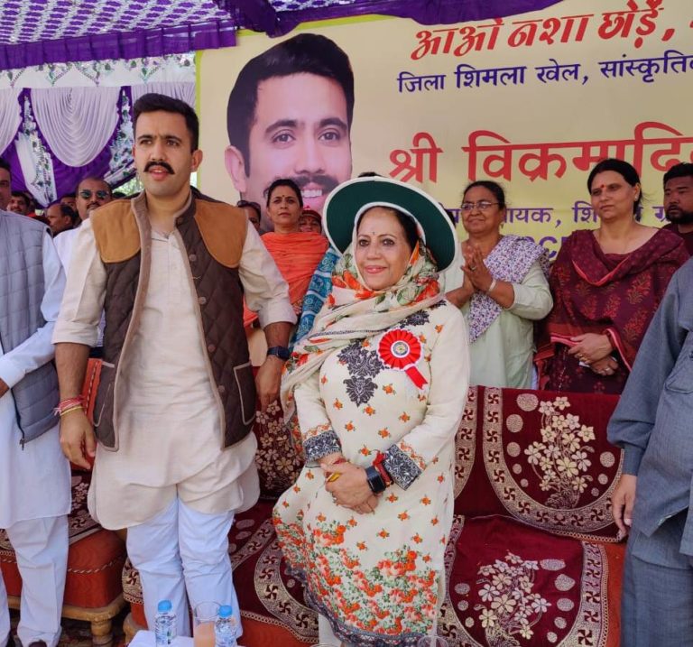 Vikramaditya-Singh-and-Pratibha-Singh-ji-at-Sunni